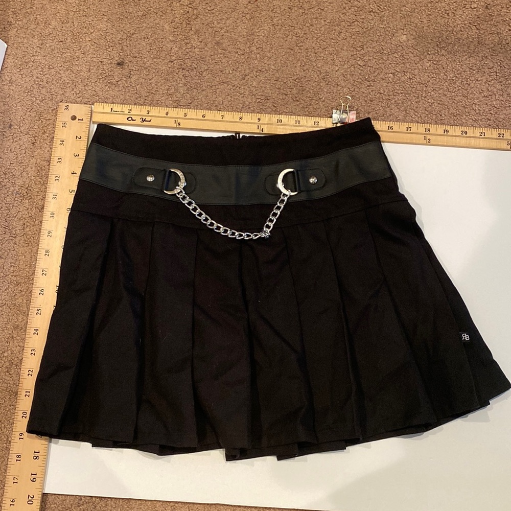 Black pleated skirt with silver chain